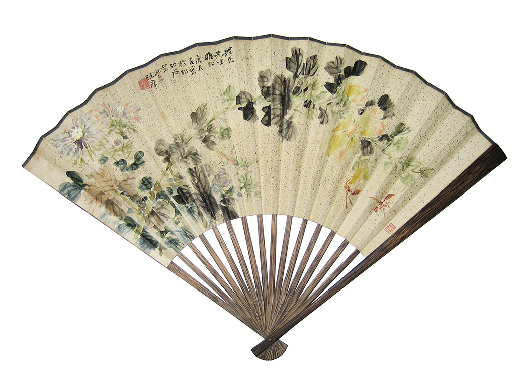 夏花图。年代：1940夏。款识：理民先生雅正。庚辰夏写於松宛石室、迦盦陈摩。铃印：陈摩 （白）。反面行书  何庚。释文：五色令人目盲；五音令人耳聋；五味令人口爽；驰骋田猎，令人心发狂；难得之货，令人行妨。是以圣人为腹不为目，故去彼取此。款识：理民先生正之，何庚。设色碎点纸本扇面 52 x 18 cm