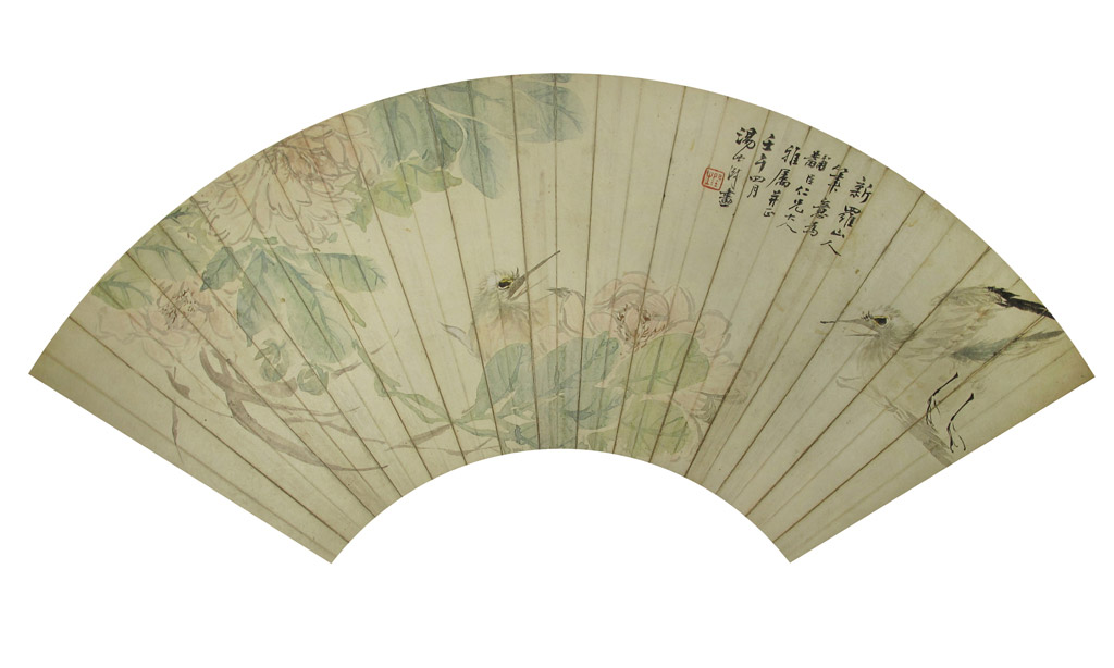 花鸟图。年代：壬午1882年作品。款识：新罗山人笔意为黼巨仁兄大人雅属。壬午四月， 汤世淑画。铃印：润之 （朱）。设色纸本扇面 52.5 x 17.5 cm